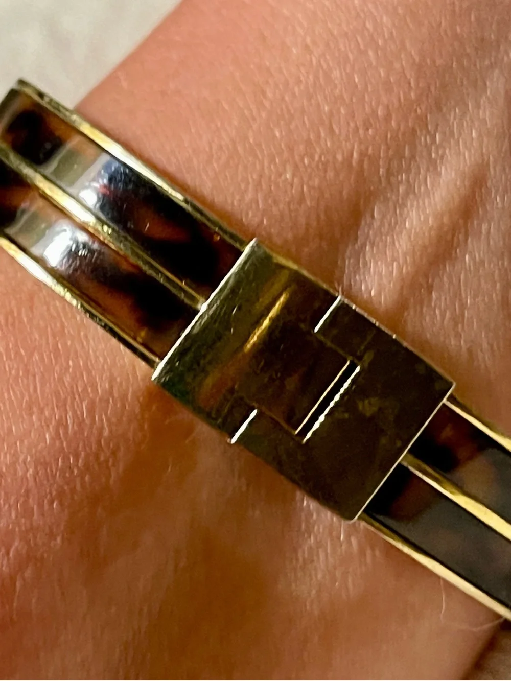 Michael Kors Gold and Black Enamel Bracelet with Screw-Detail Plate - Picture 4 of 8